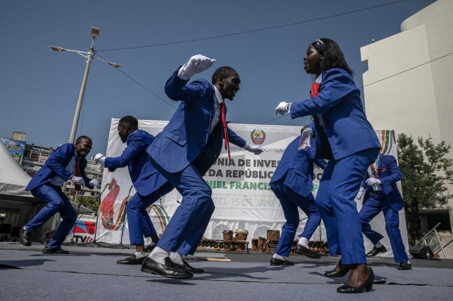 Los bailarines actúan durante la toma de posesión del presidente electo de Mozambique, Daniel Chapo, en la Plaza de la Independencia en Maputo el 15 de enero de 2025. Mozambique juró a Daniel Chapo como presidente. Foto: AFP