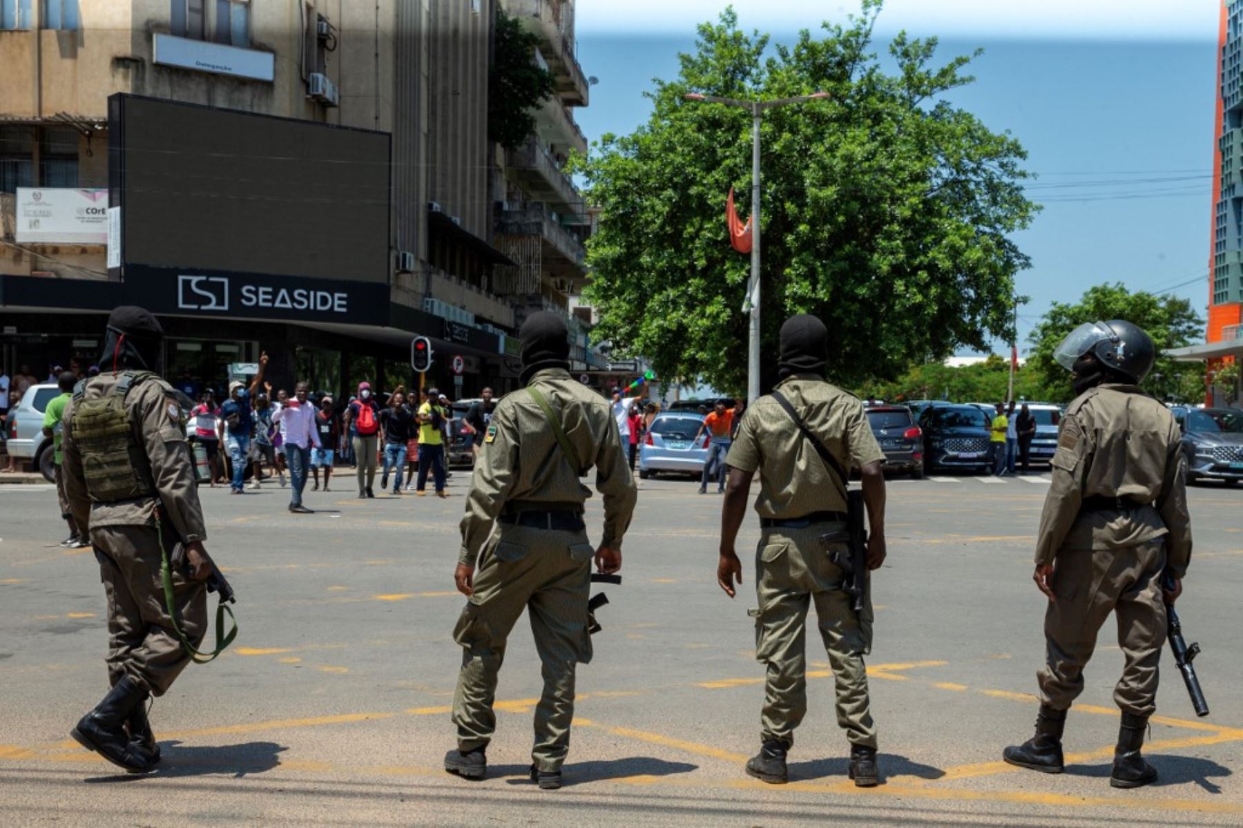 Los agentes de policía de Mozambique observan mientras los manifestantes discuten con ellos en Maputo. Daniel Chapo presta juramento como presidente de Mozambique durante su toma de posesión en la Plaza de la Independencia. Foto. AFP