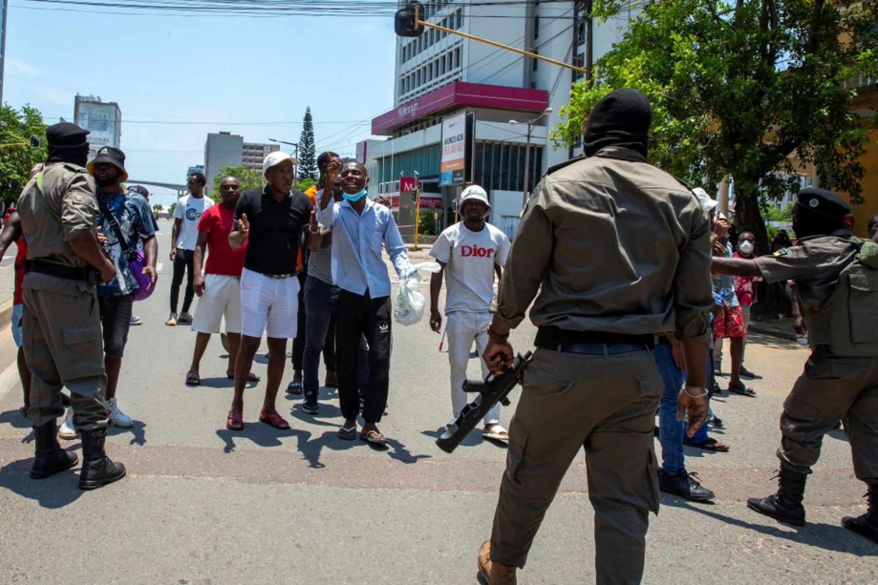 Los agentes de policía de Mozambique observan mientras los manifestantes discuten con ellos en Maputo. Daniel Chapo presta juramento como presidente de Mozambique durante su toma de posesión en la Plaza de la Independencia. Foto. AFP