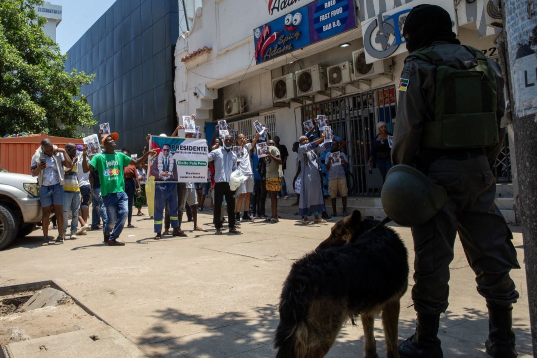 Los agentes de policía de Mozambique observan mientras los manifestantes discuten con ellos en Maputo. Daniel Chapo presta juramento como presidente de Mozambique durante su toma de posesión en la Plaza de la Independencia. Foto. AFP