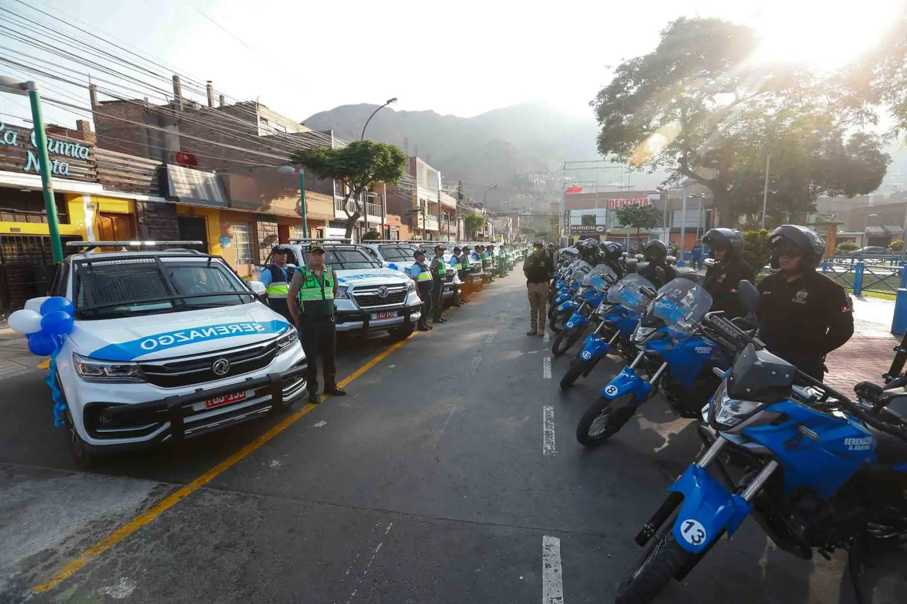 La Municipalidad de El Agustino, desde su plaza de Armas, presentó su nueva flota de 14 camionetas modernas para el patrullaje integrado en el distrito, las cuales serán usadas por los efectivos del serenazgo para combatir la delincuencia. Foto: ANDINA/Daniel Bracamonte