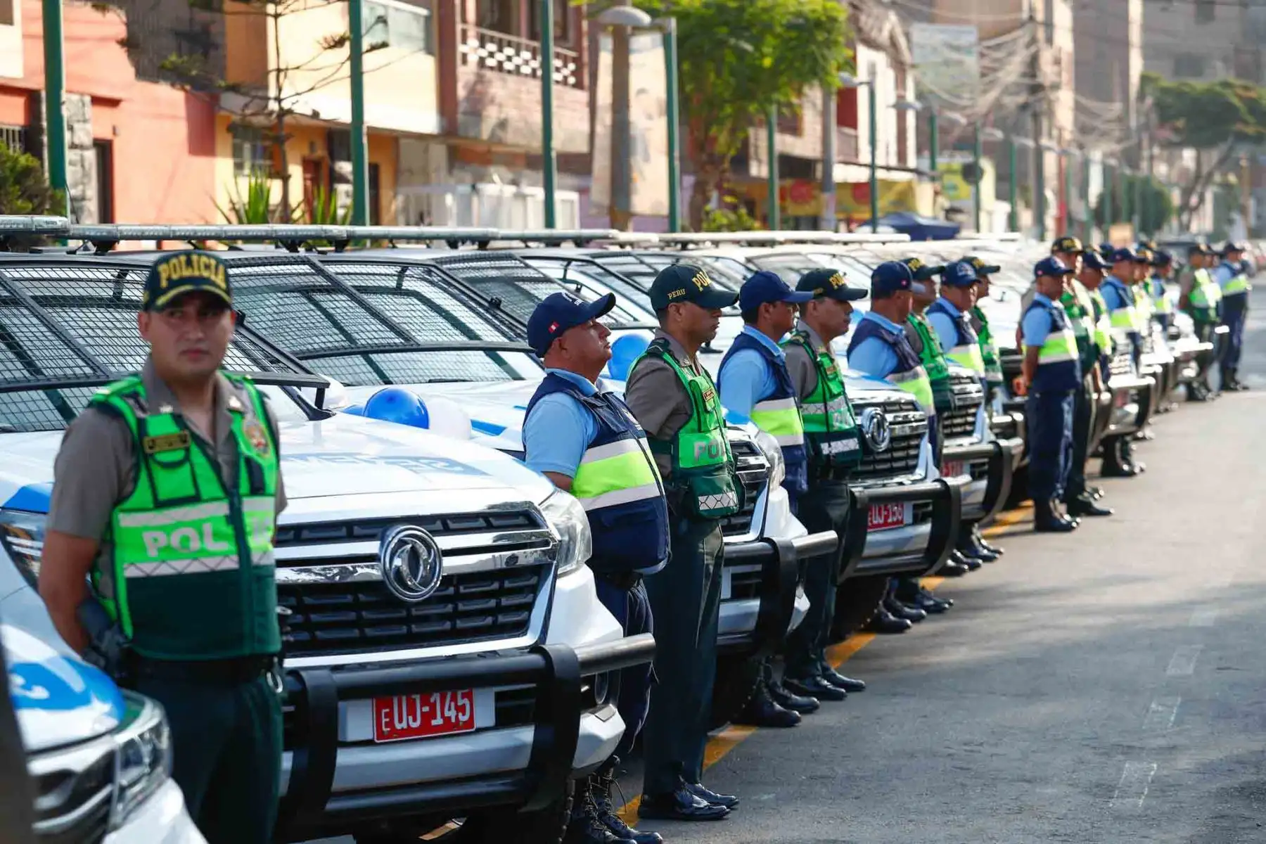 La Municipalidad de El Agustino, desde su plaza de Armas, presentó su nueva flota de 14 camionetas modernas para el patrullaje integrado en el distrito, las cuales serán usadas por los efectivos del serenazgo para combatir la delincuencia. Foto: ANDINA/Daniel Bracamonte