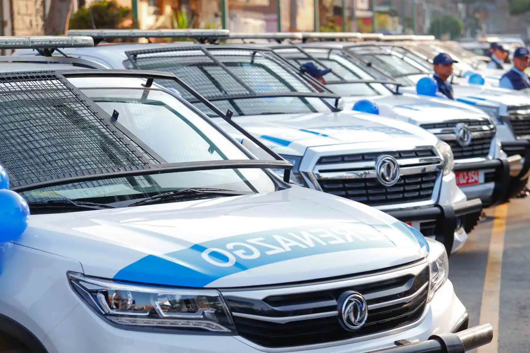 La Municipalidad de El Agustino, desde su plaza de Armas, presentó su nueva flota de 14 camionetas modernas para el patrullaje integrado en el distrito, las cuales serán usadas por los efectivos del serenazgo para combatir la delincuencia. Foto: ANDINA/Daniel Bracamonte