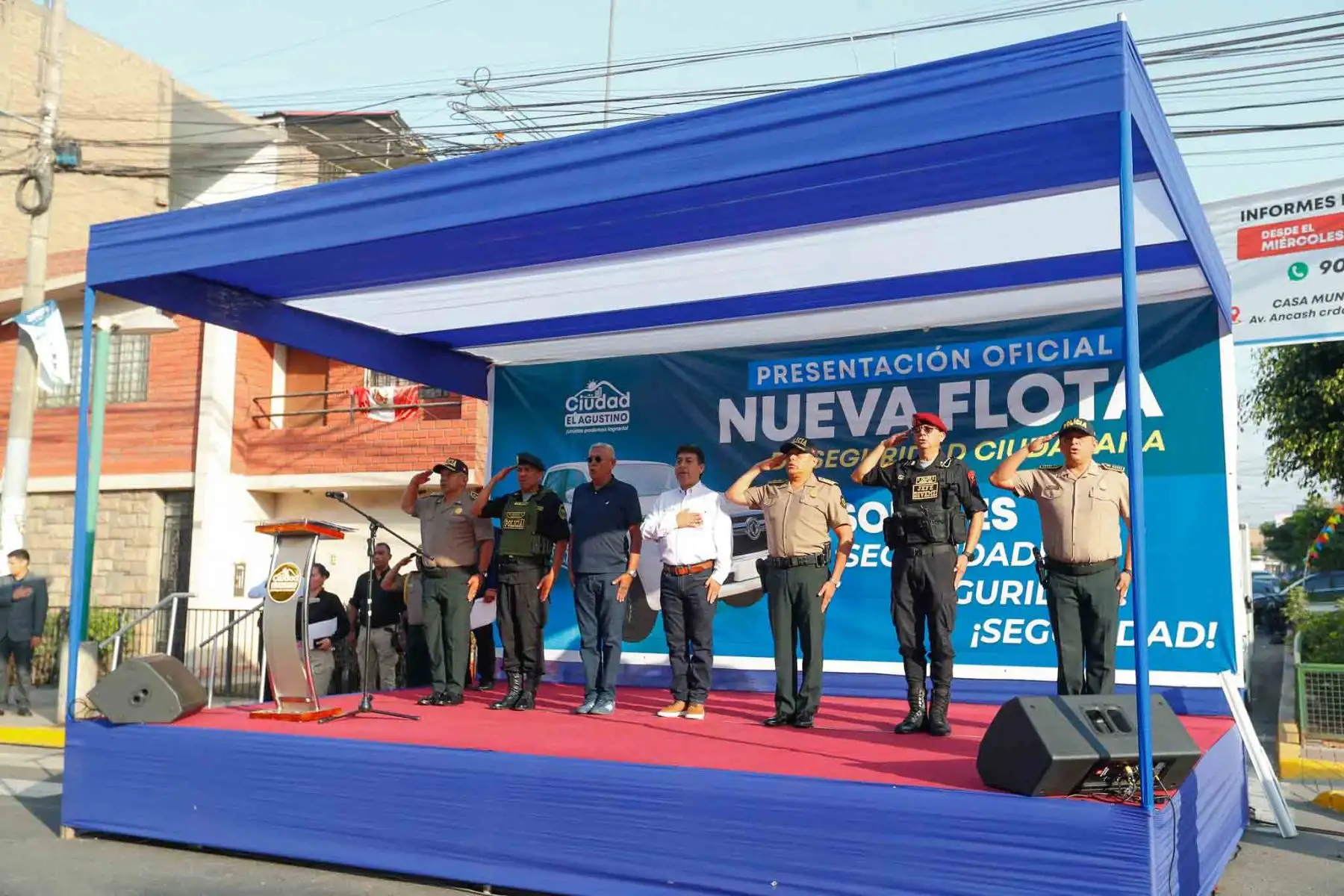 El alcalde de El Agustino, Richard Soria, participó en la presentación de la nueva flota de 14 camionetas modernas para el patrullaje integrado en el distrito, las cuales serán usadas por los efectivos del serenazgo para combatir la delincuencia. Foto: ANDINA/Daniel Bracamonte