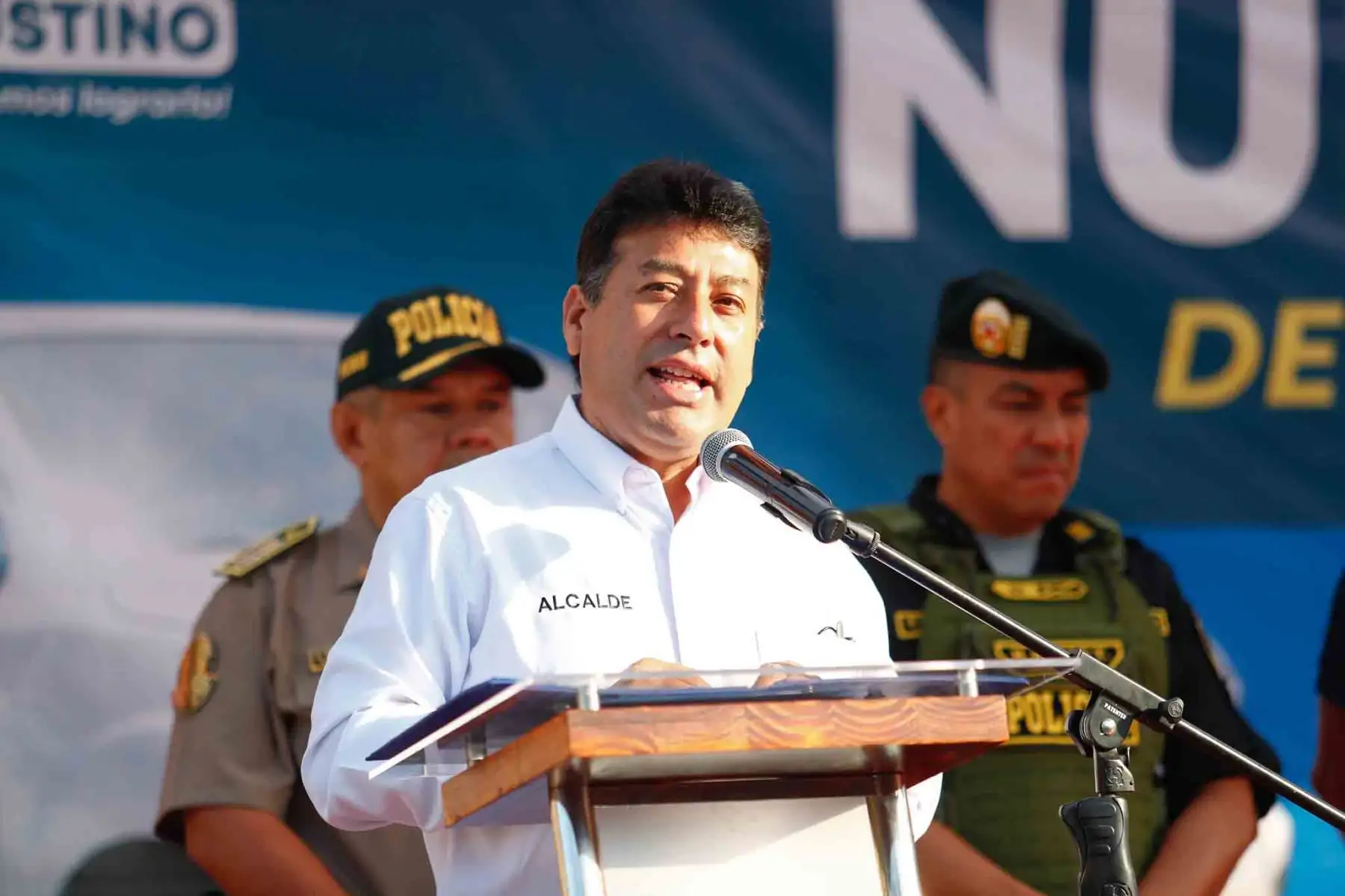El alcalde de El Agustino, Richard Soria, participó en la presentación de la nueva flota de 14 camionetas modernas para el patrullaje integrado en el distrito, las cuales serán usadas por los efectivos del serenazgo para combatir la delincuencia. Foto: ANDINA/Daniel Bracamonte