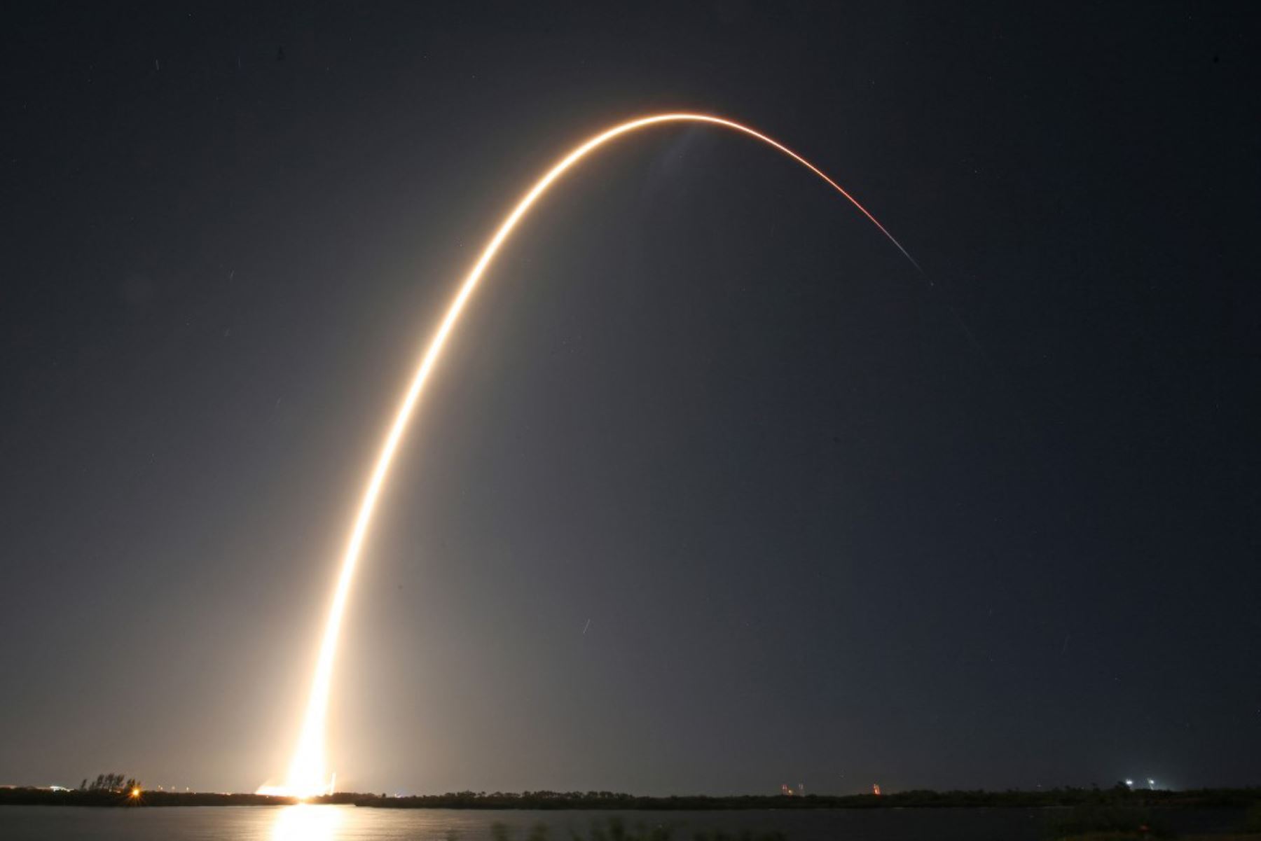 Un cohete Falcon 9 de Space X despegó este miércoles del Centro Espacial Kennedy en Florida con dos módulos de alunizaje construidos por empresas privadas de Estados Unidos y Japón, según la retransmisión en vivo. Foto: AFP