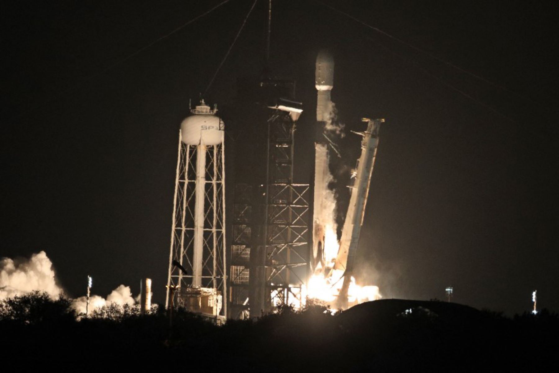 Un cohete Falcon 9 de Space X despegó este miércoles del Centro Espacial Kennedy en Florida con dos módulos de alunizaje construidos por empresas privadas de Estados Unidos y Japón, según la retransmisión en vivo. Foto: AFP