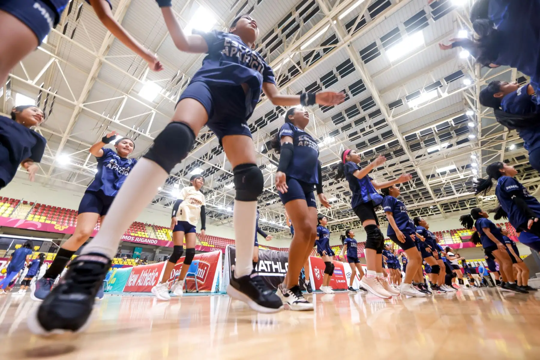 El Proyecto Especial Legado invita a niños, adolescentes y adultos a participar en sus talleres de verano 2025, que incluyen más de 100 disciplinas deportivas distribuidas en las cinco sedes panamericanas. En el Polideportivo Villa El Salvador, conocido como “la casa del vóley peruano”, los participantes podrán disfrutar de actividades como escalada, voleibol, gimnasia y futsal, promoviendo el deporte y la actividad física en un espacio de alto nivel. Foto: ANDINA/Luis Iparraguirre