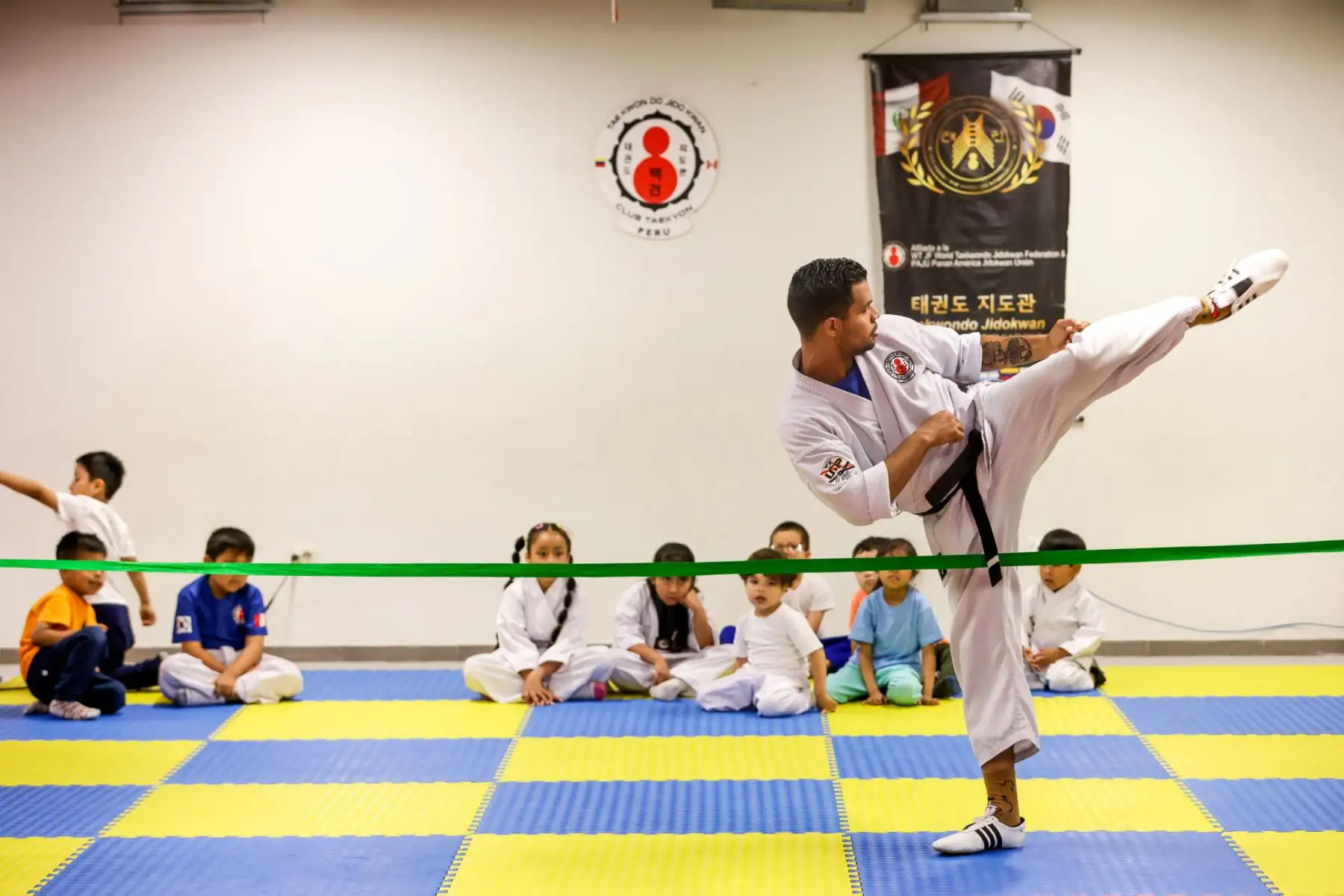 Oferta variada en Villa El Salvador: Escalada, gimnasia, marinera norteña, voleibol y tiro con arco son parte de los talleres en esta sede emblemática. Foto: ANDINA/Luis Iparraguirre