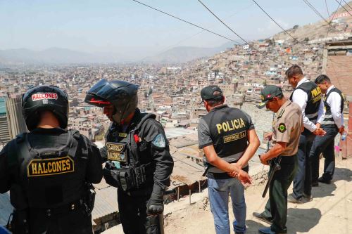 Policía se encuentra en vivienda de Roberto Palomino, principal sospechoso de la muerte de Leyla Cristóbal. Palomino fue encontrado muerto días atrás en una comisaría, en un aparente suicidio. Foto: ANDINA/Daniel Bracamonte