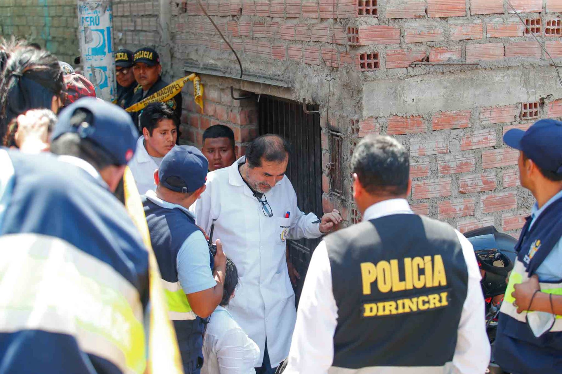 Peritos de la Policía Nacional se encuentran en la vivienda de Roberto Palomino, donde fue hallada sin vida Leyla Cristóbal. Fotos: ANDINA/Daniel Bracamonte