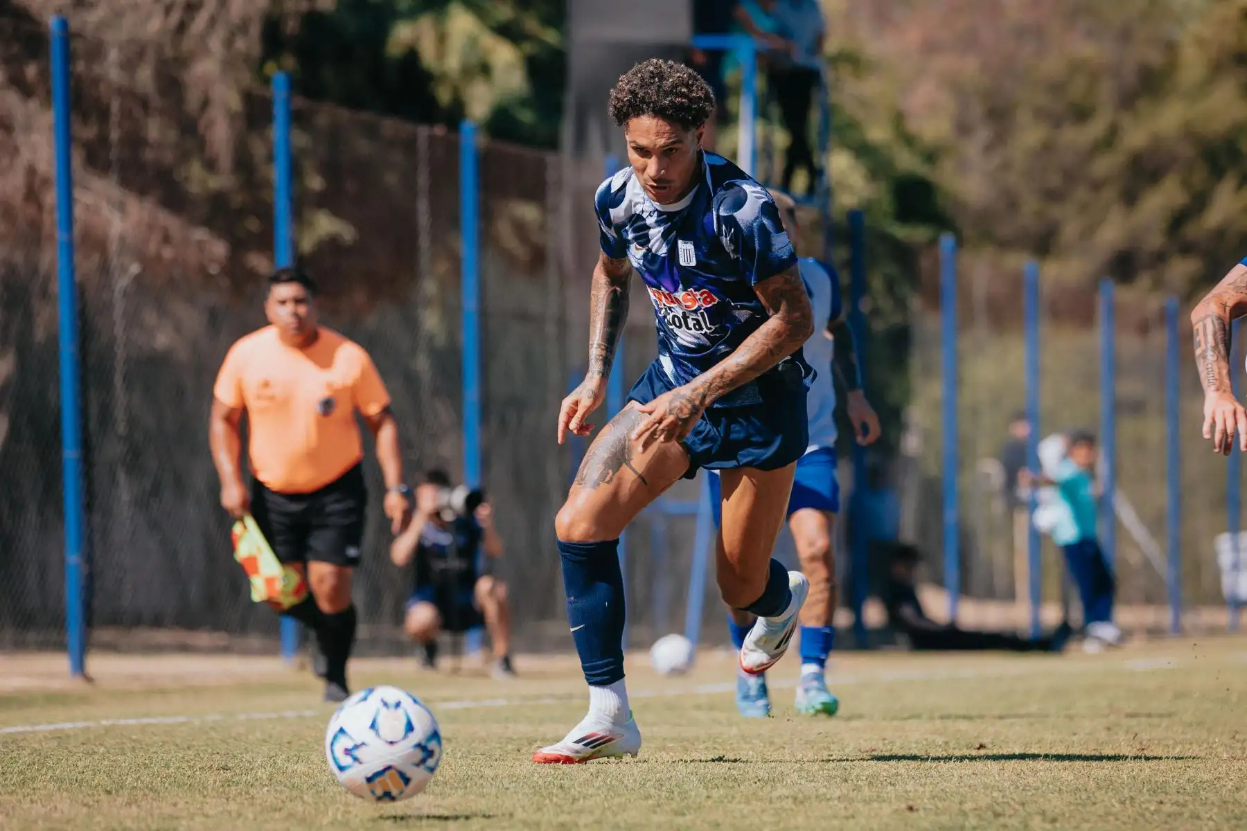 Alianza Lima jugó este miércoles dos partidos amistosos –de 60 minutos cada uno- con Vélez Sarsfield en la Villa Olímpica del club de Liniers en Buenos Aires. En el primero cotejo empataron 1-1 y en el segundo el equipo ‘íntimo’ ganó 1-0 quedándose con la victoria global de 2-1. Foto: ANDINA/Difusión