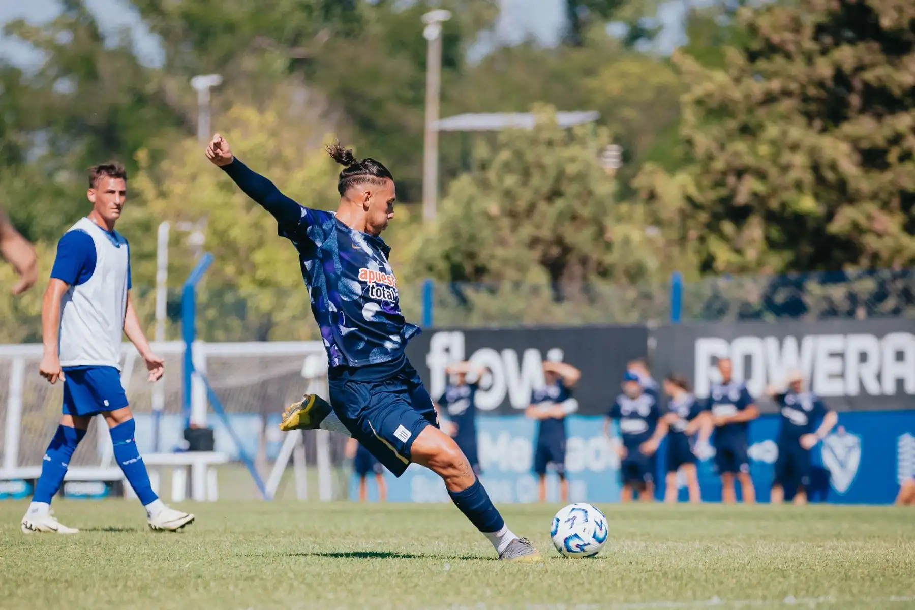 Alianza Lima jugó este miércoles dos partidos amistosos –de 60 minutos cada uno- con Vélez Sarsfield en la Villa Olímpica del club de Liniers en Buenos Aires. En el primero cotejo empataron 1-1 y en el segundo el equipo ‘íntimo’ ganó 1-0 quedándose con la victoria global de 2-1. Foto: ANDINA/Difusión