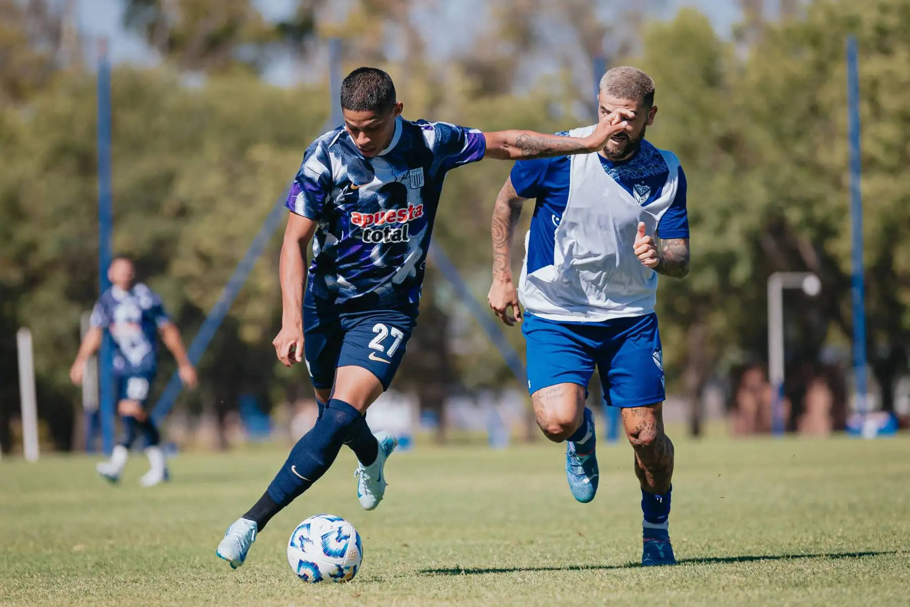 Alianza Lima jugó este miércoles dos partidos amistosos –de 60 minutos cada uno- con Vélez Sarsfield en la Villa Olímpica del club de Liniers en Buenos Aires. En el primero cotejo empataron 1-1 y en el segundo el equipo ‘íntimo’ ganó 1-0 quedándose con la victoria global de 2-1. Foto: ANDINA/Difusión