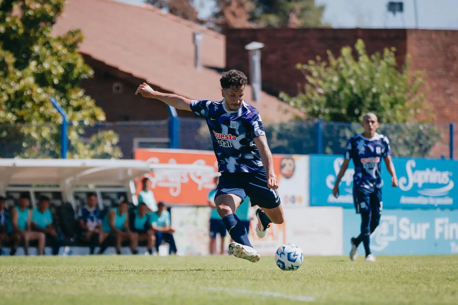 Alianza Lima jugó este miércoles dos partidos amistosos –de 60 minutos cada uno- con Vélez Sarsfield en la Villa Olímpica del club de Liniers en Buenos Aires. En el primero cotejo empataron 1-1 y en el segundo el equipo ‘íntimo’ ganó 1-0 quedándose con la victoria global de 2-1. Foto: ANDINA/Difusión