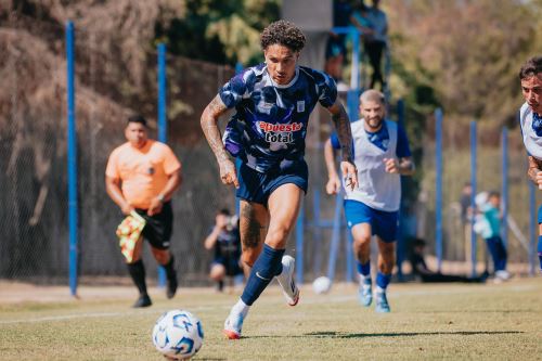 Alianza Lima jugó este miércoles dos partidos amistosos –de 60 minutos cada uno- con Vélez Sarsfield en la Villa Olímpica del club de Liniers en Buenos Aires. En el primero cotejo empataron 1-1 y en el segundo el equipo ‘íntimo’ ganó 1-0 quedándose con la victoria global de 2-1. Foto: ANDINA/Difusión