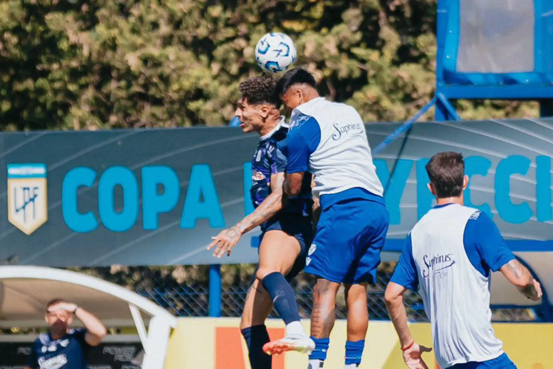 Alianza Lima jugó este miércoles dos partidos amistosos –de 60 minutos cada uno- con Vélez Sarsfield en la Villa Olímpica del club de Liniers en Buenos Aires. En el primero cotejo empataron 1-1 y en el segundo el equipo ‘íntimo’ ganó 1-0 quedándose con la victoria global de 2-1. Foto: ANDINA/Difusión