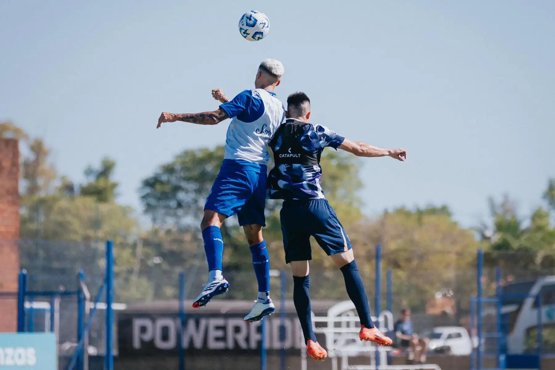 Alianza Lima jugó este miércoles dos partidos amistosos –de 60 minutos cada uno- con Vélez Sarsfield en la Villa Olímpica del club de Liniers en Buenos Aires. En el primero cotejo empataron 1-1 y en el segundo el equipo ‘íntimo’ ganó 1-0 quedándose con la victoria global de 2-1. Foto: ANDINA/Difusión