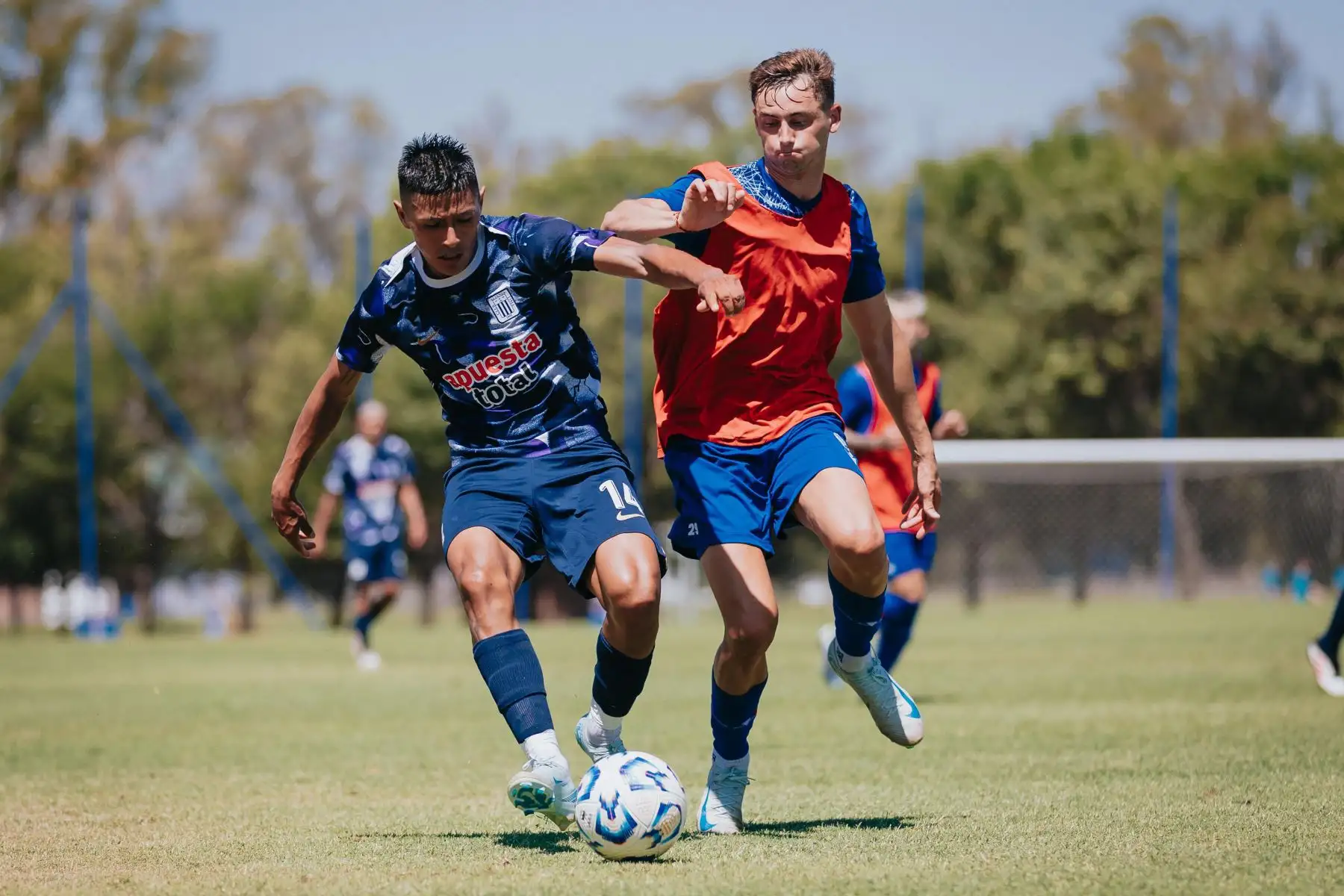 Alianza Lima jugó este miércoles dos partidos amistosos –de 60 minutos cada uno- con Vélez Sarsfield en la Villa Olímpica del club de Liniers en Buenos Aires. En el primero cotejo empataron 1-1 y en el segundo el equipo ‘íntimo’ ganó 1-0 quedándose con la victoria global de 2-1. Foto: ANDINA/Difusión