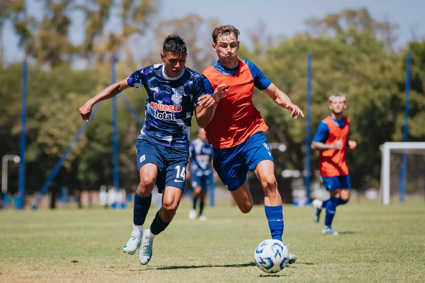 Alianza Lima jugó este miércoles dos partidos amistosos –de 60 minutos cada uno- con Vélez Sarsfield en la Villa Olímpica del club de Liniers en Buenos Aires. En el primero cotejo empataron 1-1 y en el segundo el equipo ‘íntimo’ ganó 1-0 quedándose con la victoria global de 2-1. Foto: ANDINA/Difusión