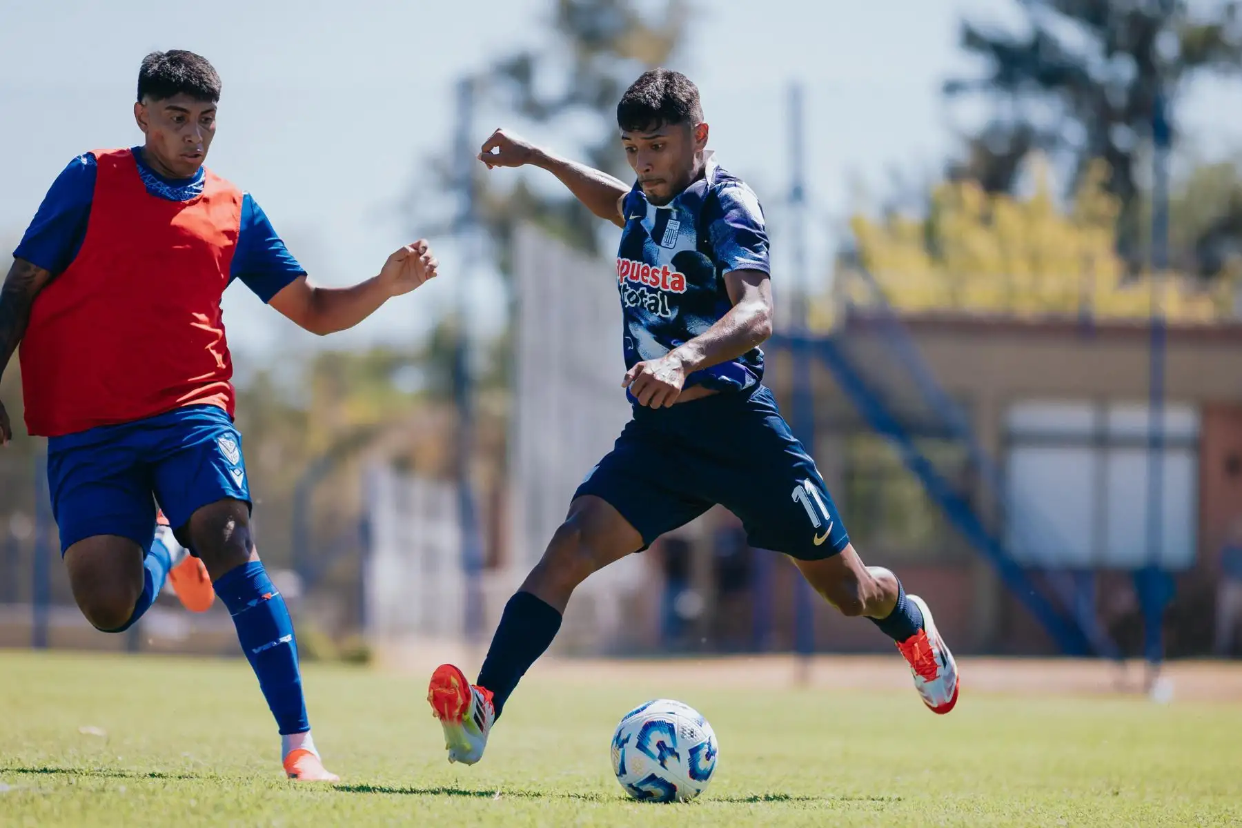 Alianza Lima jugó este miércoles dos partidos amistosos –de 60 minutos cada uno- con Vélez Sarsfield en la Villa Olímpica del club de Liniers en Buenos Aires. En el primero cotejo empataron 1-1 y en el segundo el equipo ‘íntimo’ ganó 1-0 quedándose con la victoria global de 2-1. Foto: ANDINA/Difusión
