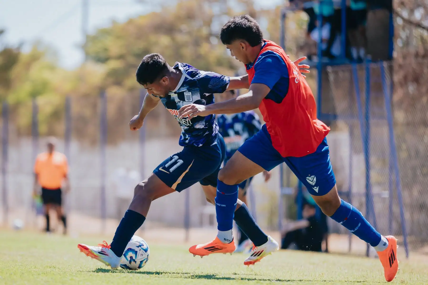 Alianza Lima jugó este miércoles dos partidos amistosos –de 60 minutos cada uno- con Vélez Sarsfield en la Villa Olímpica del club de Liniers en Buenos Aires. En el primero cotejo empataron 1-1 y en el segundo el equipo ‘íntimo’ ganó 1-0 quedándose con la victoria global de 2-1. Foto: ANDINA/Difusión
