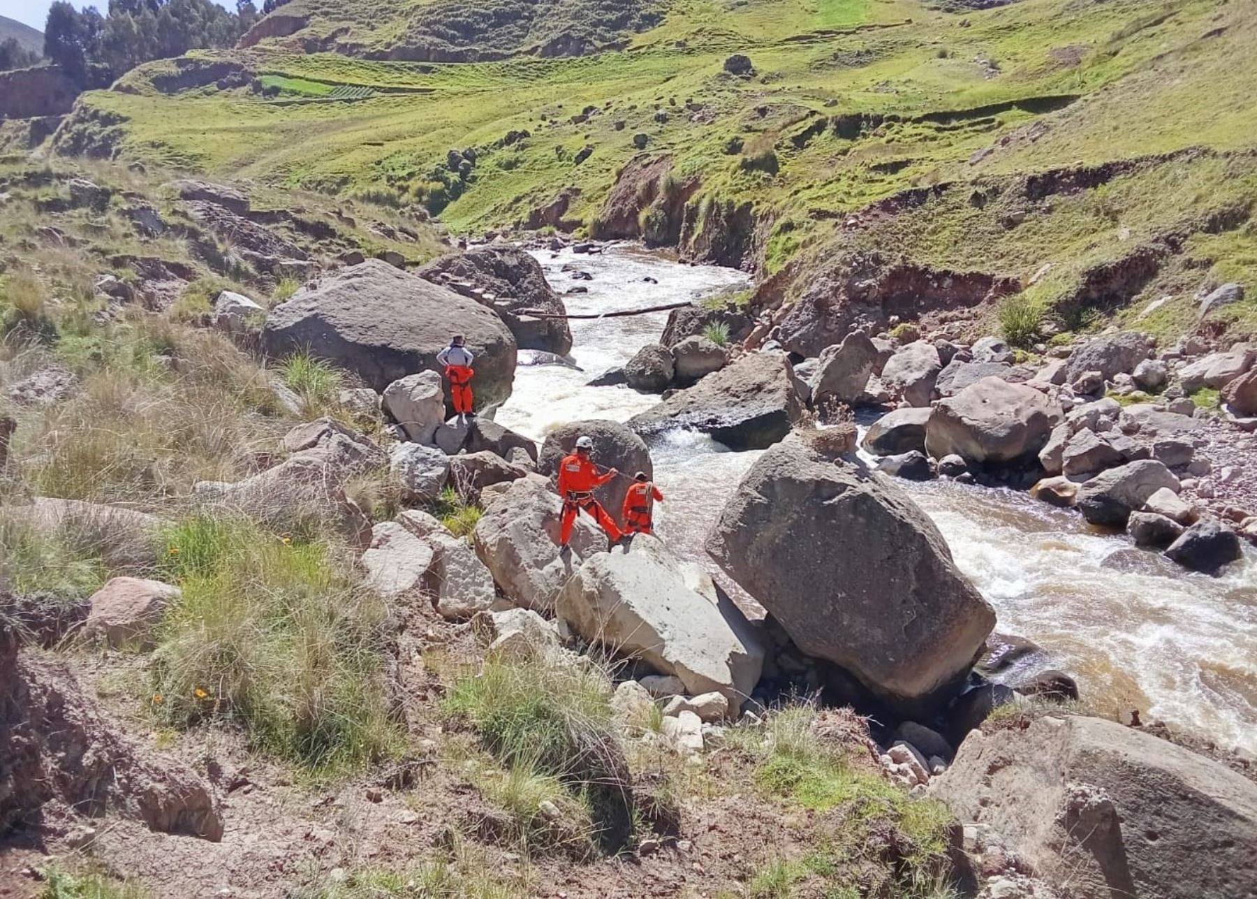 Unidad de Rescate de la Policía Nacional intensifica búsqueda de mujer que se lanzó al río Ichu en Huancavelica.