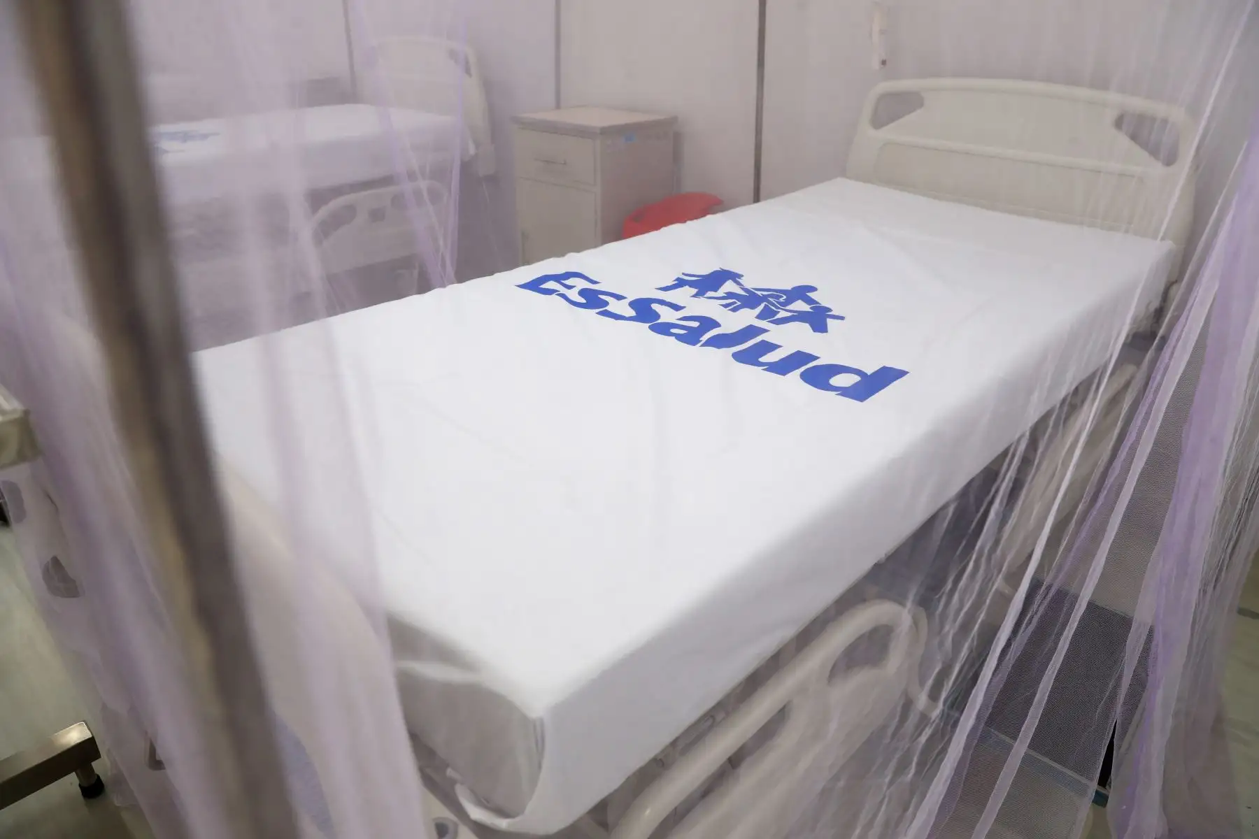 Presentación de las nuevas camas especiales y equipadas para tratar a pacientes afectados por el mosquito Aedes aegypti con la enfermedad del dengue en el Hospital de Especialidades Quirúrgicas Canta Callao de EsSalud en San Martín de Porres. Foto: ANDINA/Daniel Bracamonte