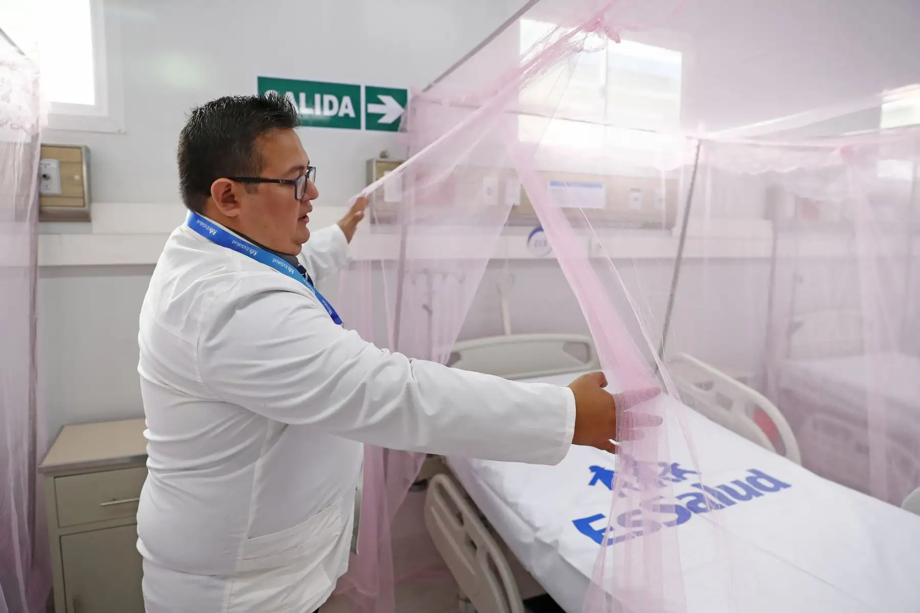 Autoridades de EsSalud supervisaron la implementación de nuevas camas especiales y equipadas para tratar a pacientes afectados por el mosquito Aedes aegypti con la enfermedad del dengue en el Hospital de Especialidades Quirúrgicas Canta Callao de San Martín de Porres. Foto: ANDINA/Daniel Bracamonte