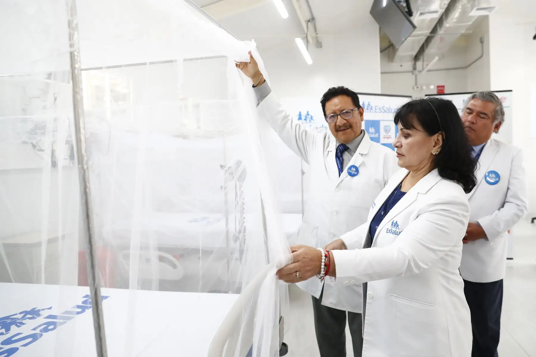 La presidenta ejecutiva de EsSalud, Dra. María Elena Aguilar, supervisó la implementación de las nuevas camas especiales y equipadas para tratar a pacientes afectados por el mosquito Aedes aegypti con la enfermedad del dengue en el Hospital de Especialidades Quirúrgicas Canta Callao de San Martín de Porres. Foto: ANDINA/Daniel Bracamonte