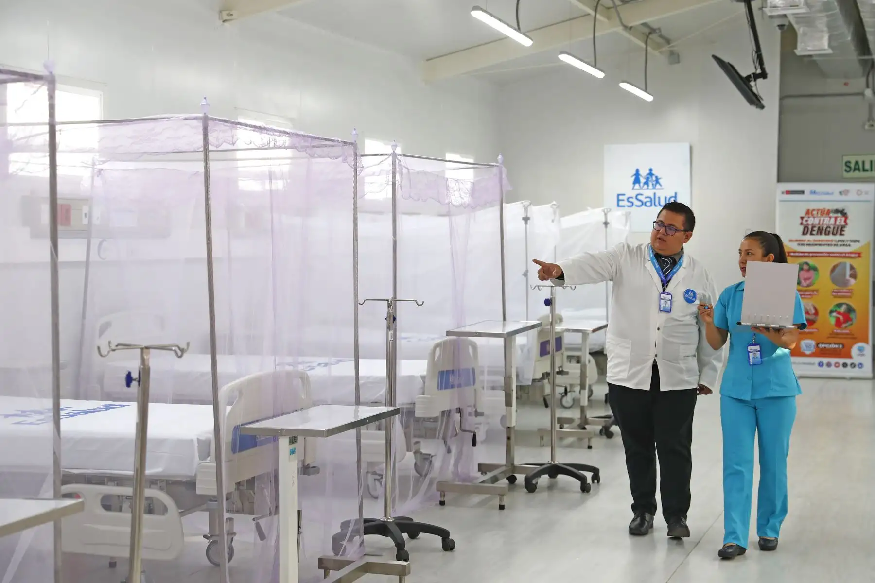 Autoridades de EsSalud supervisaron la implementación de nuevas camas especiales y equipadas para tratar a pacientes afectados por el mosquito Aedes aegypti con la enfermedad del dengue en el Hospital de Especialidades Quirúrgicas Canta Callao de San Martín de Porres. Foto: ANDINA/Daniel Bracamonte