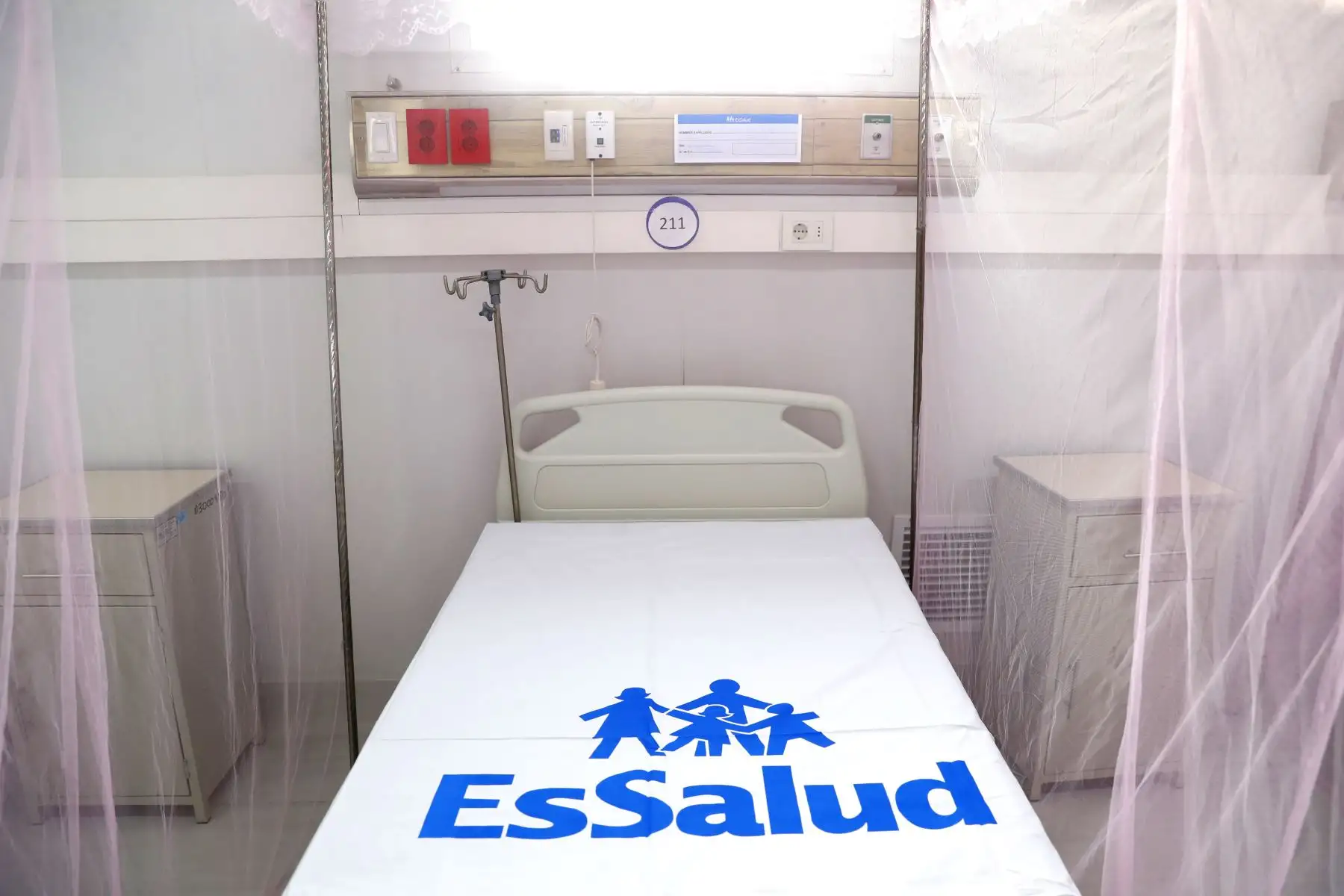 Presentación de las nuevas camas especiales y equipadas para tratar a pacientes afectados por el mosquito Aedes aegypti con la enfermedad del dengue en el Hospital de Especialidades Quirúrgicas Canta Callao de EsSalud en San Martín de Porres. Foto: ANDINA/Daniel Bracamonte