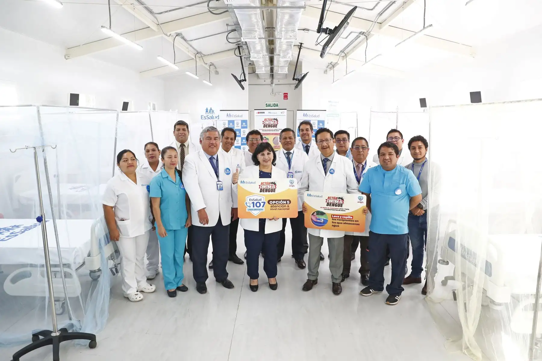 La presidenta ejecutiva de EsSalud, Dra. María Elena Aguilar, supervisó la implementación de las nuevas camas especiales y equipadas para tratar a pacientes afectados por el mosquito Aedes aegypti con la enfermedad del dengue en el Hospital de Especialidades Quirúrgicas Canta Callao de San Martín de Porres. Foto: ANDINA/Daniel Bracamonte