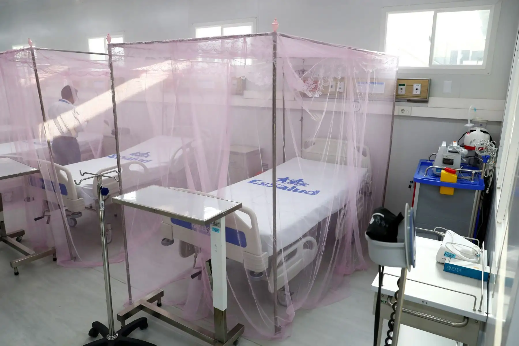 Presentación de las nuevas camas especiales y equipadas para tratar a pacientes afectados por el mosquito Aedes aegypti con la enfermedad del dengue en el Hospital de Especialidades Quirúrgicas Canta Callao de EsSalud en San Martín de Porres. Foto: ANDINA/Daniel Bracamonte