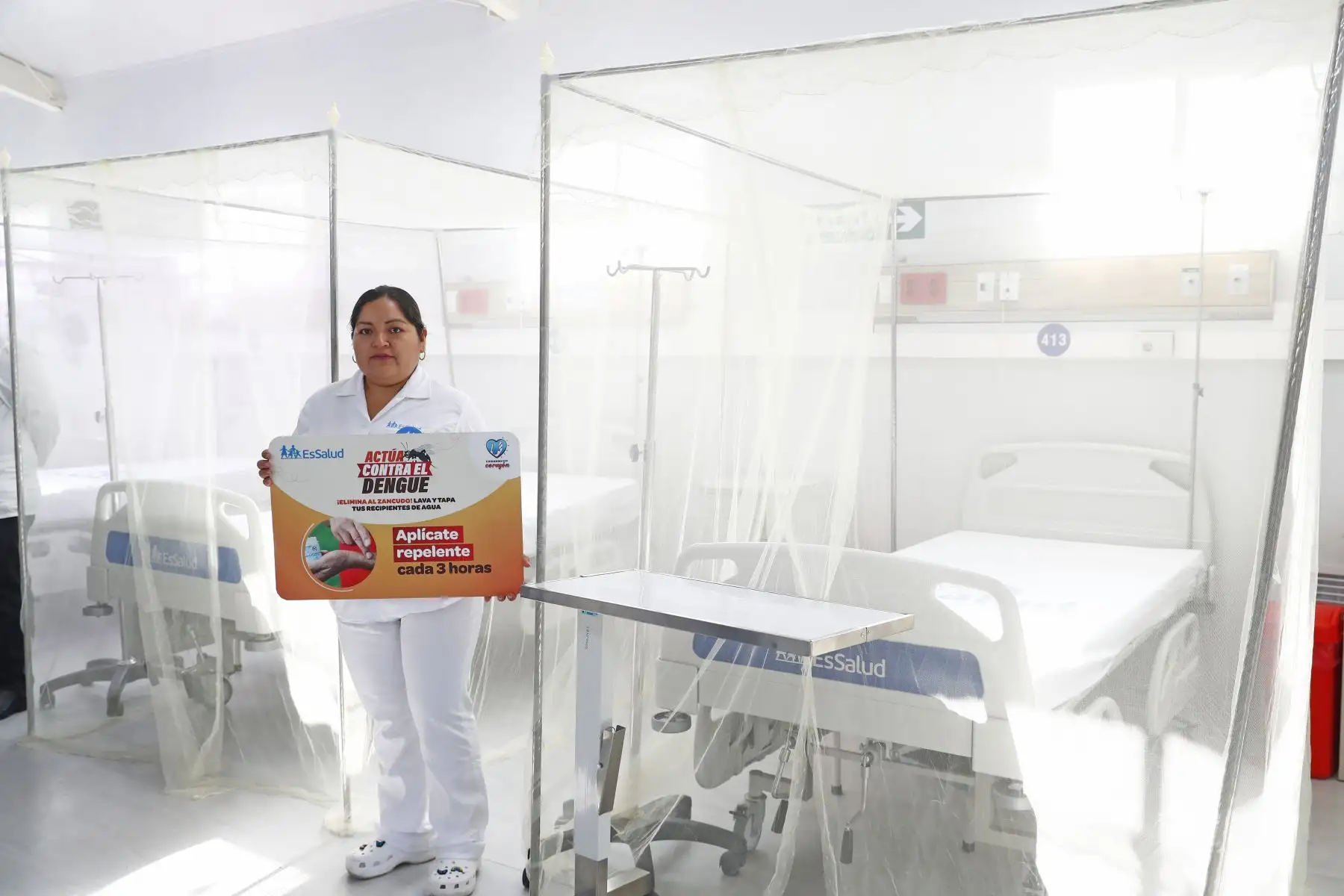 Durante la presentación de las nuevas camas especiales para pacientes con dengue en el Hospital de Especialidades Quirúrgicas Canta Callao de San Martín de Porres, también se brindaron consejos para prevenir la propagación y contagio del dengue. Foto: ANDINA/Daniel Bracamonte
