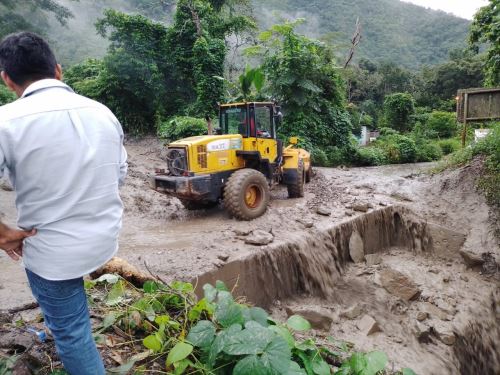 Con apoyo de maquinaria pesada, trabajadores de la Municipalidad de Echarati intensifican las labores de limpieza de la carretera Quillabamba-Echarati afectada por constantes deslizamientos.