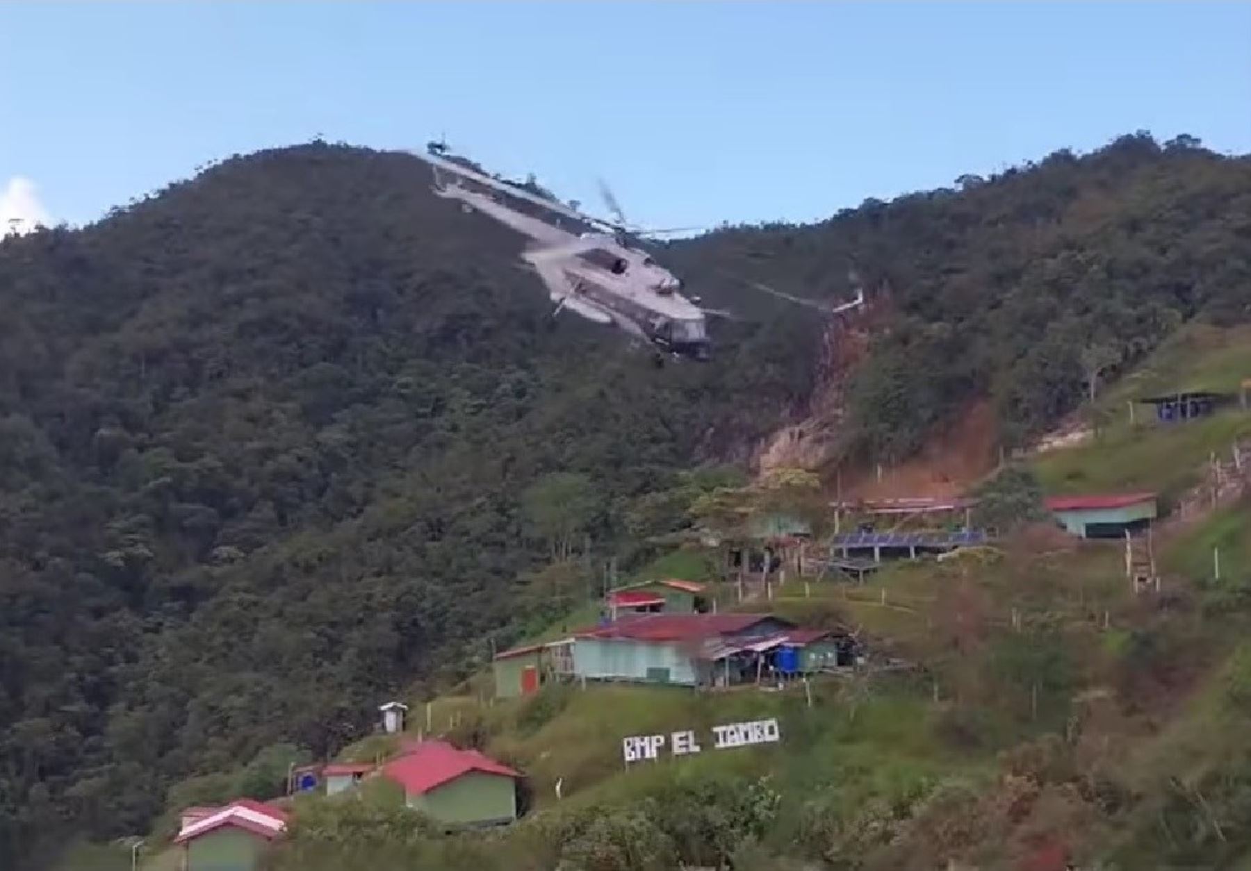 Helicóptero de la PNP aterriza de emergencia en la región Amazonas y 11 policías salvan de morir.