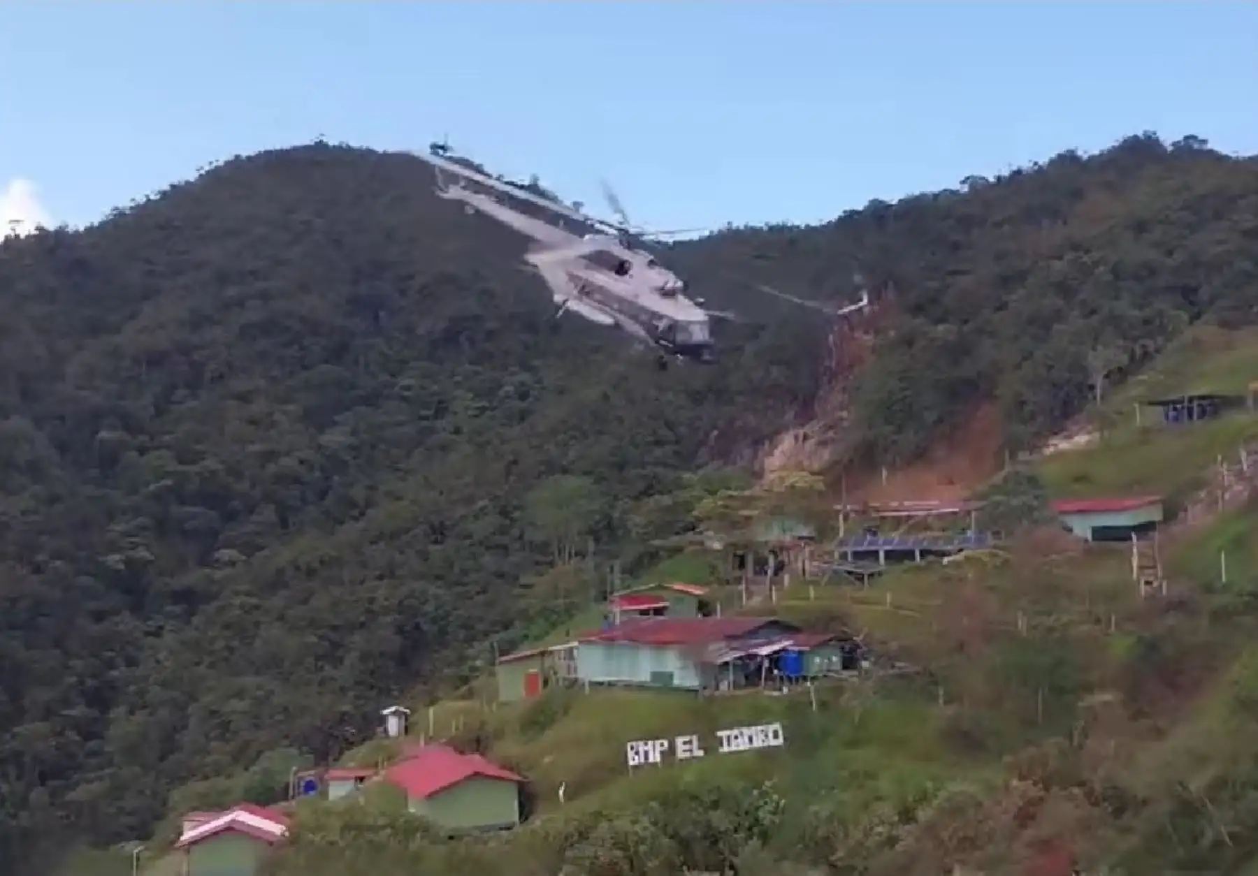 Helicóptero de la PNP aterriza de emergencia en la región Amazonas y 11 policías salvan de morir.