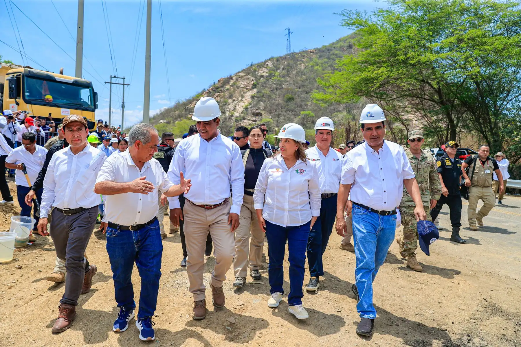 La presidenta Dina Boluarte participa en Piura en la colocación de la primera piedra para la construcción del puente Carrasquillo. 
Foto: ANDINA/ Prensa Presidencia