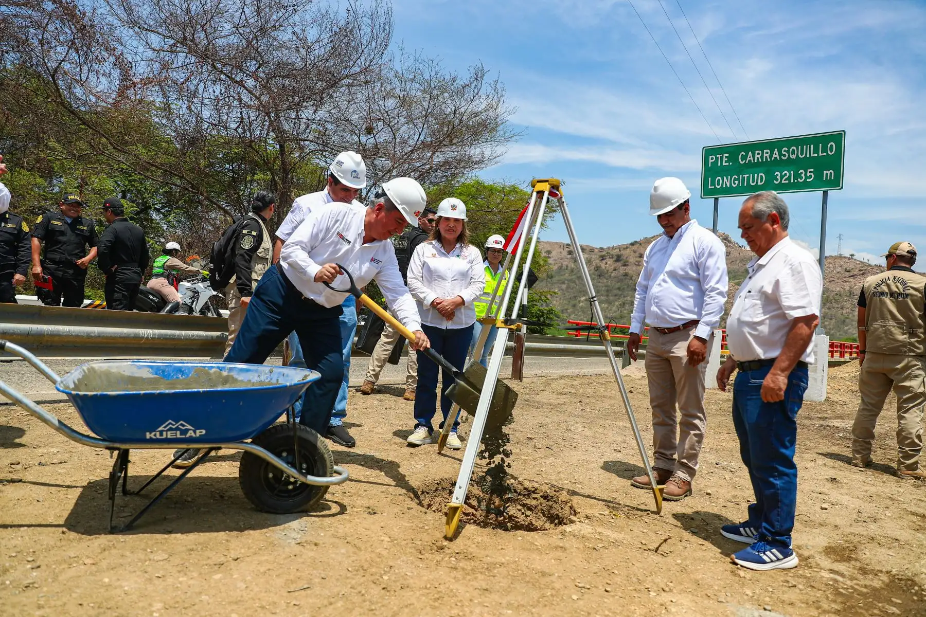 La presidenta Dina Boluarte participa en Piura en la colocación de la primera piedra para la construcción del puente Carrasquillo. 
Foto: ANDINA/ Prensa Presidencia