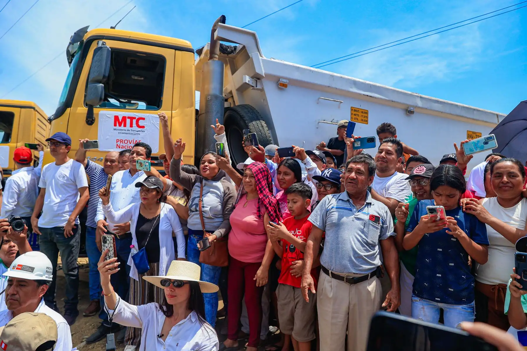 La presidenta Dina Boluarte participa en Piura en la colocación de la primera piedra para la construcción del puente Carrasquillo. 
Foto: ANDINA/ Prensa Presidencia