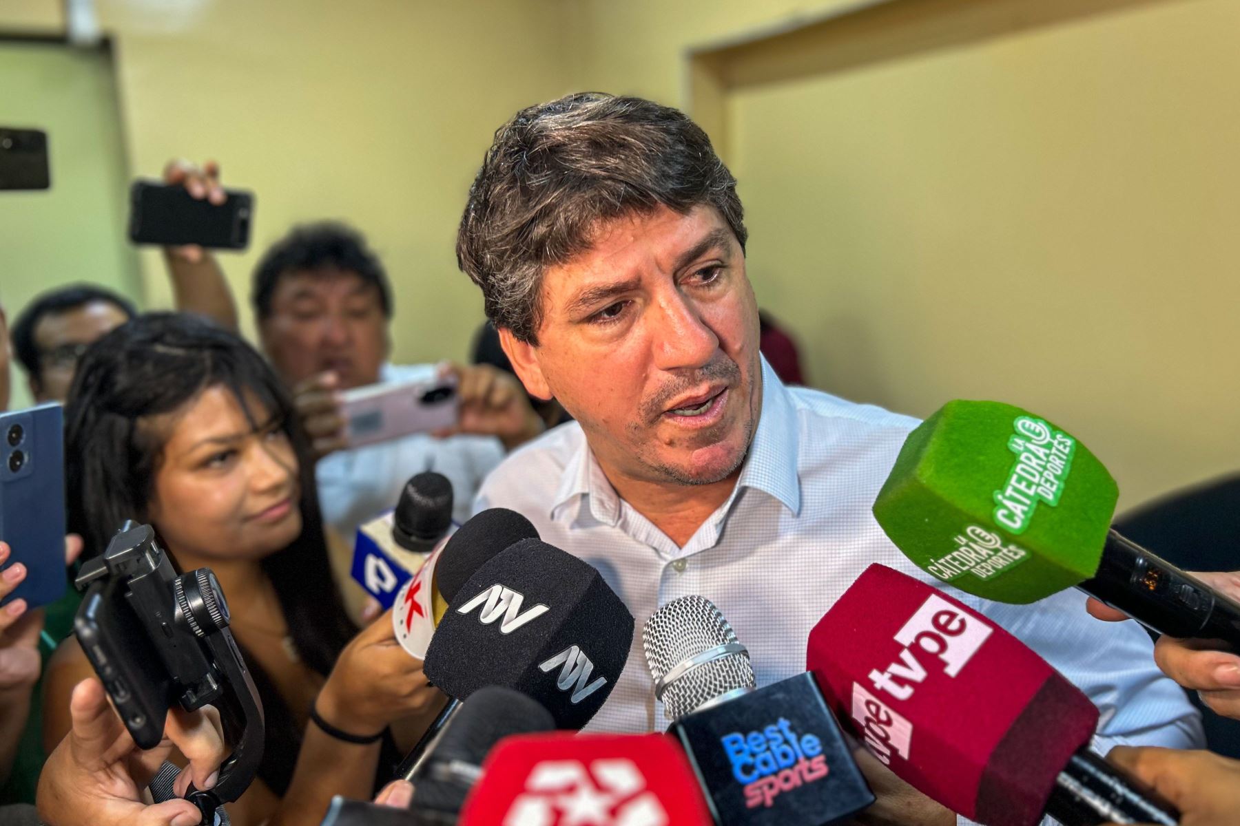 Jean Ferrari, administrador del club Universitario de Deportes, participó en la conferencia de prensa donde se dio detalles del partido ante Inter Miami. Foto: ANDINA/Marcelo Eslava