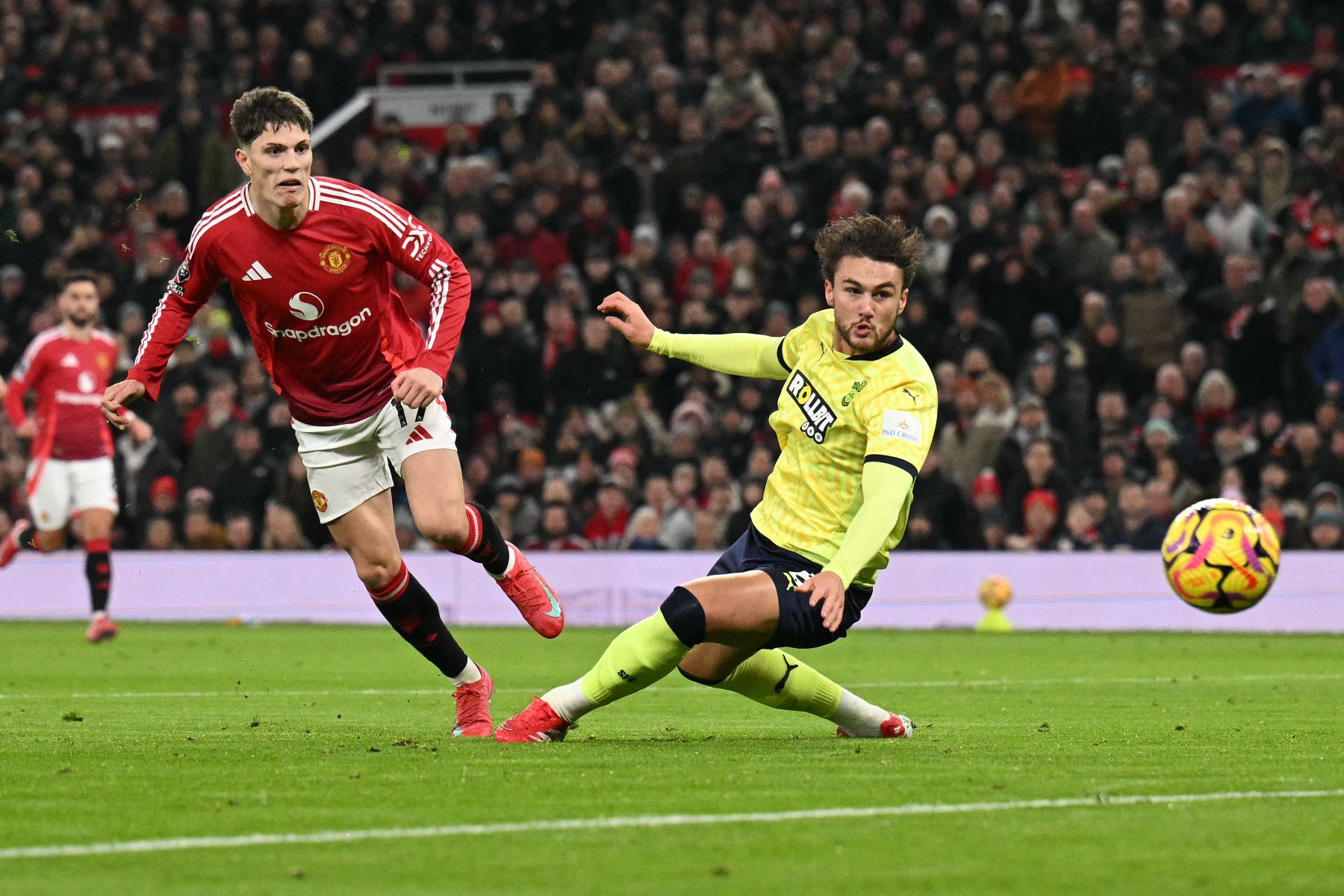 El centrocampista argentino del Manchester United  Alejandro Garnacho dispara lejos de una portería abierta durante el partido de fútbol de la Premier League inglesa entre Manchester United y Southampton. Foto: AFP