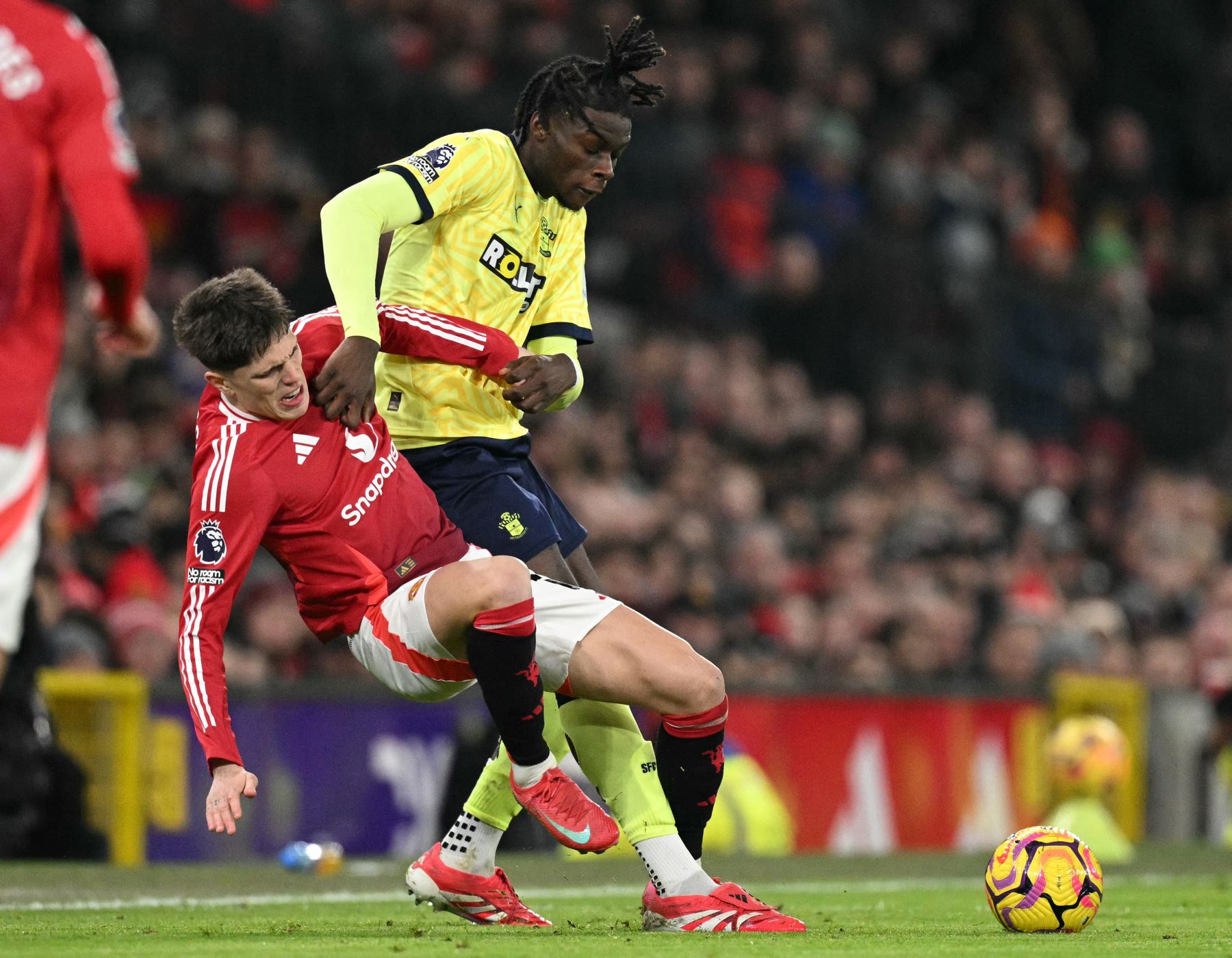 El centrocampista francés del Southampton  Lesley Ugochukwu se enfrenta al centrocampista argentino del Manchester United  Alejandro Garnacho durante el partido de fútbol de la Premier League inglesa entre el Manchester United y el Southampton. AFP