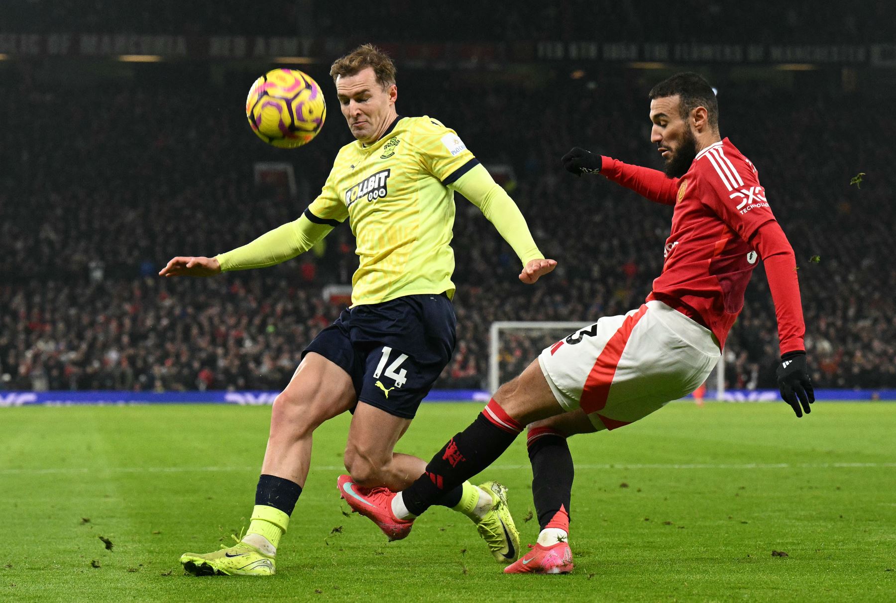 El defensor marroquí del Manchester United Noussair Mazraoui  se despeja del defensor inglés del Southampton  James Bree durante el partido de fútbol de la Premier League inglesa entre el Manchester United y Southampton. AFP