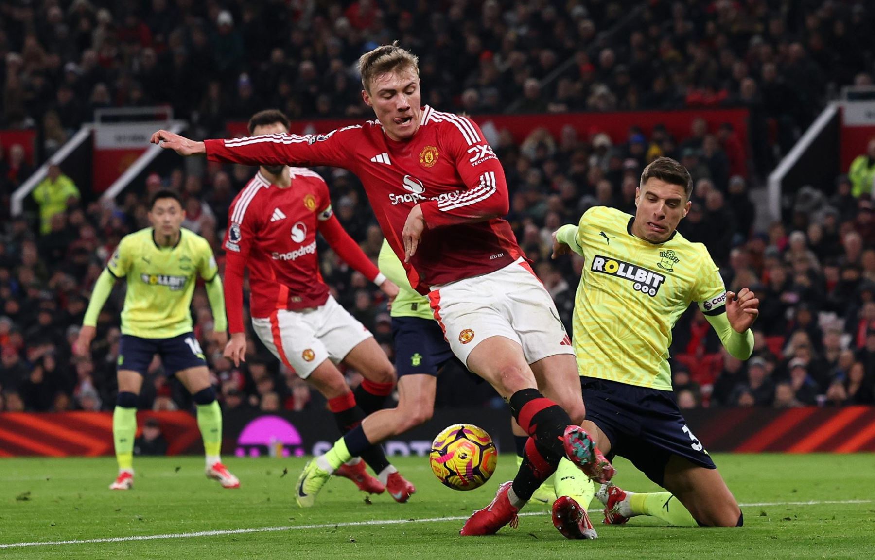 Jan Bednarek  de Southampton en acción contra Rasmus Hojlund del Manchester United durante el partido de la Premier League inglesa entre Manchester United y Southampton. Foto: EFE