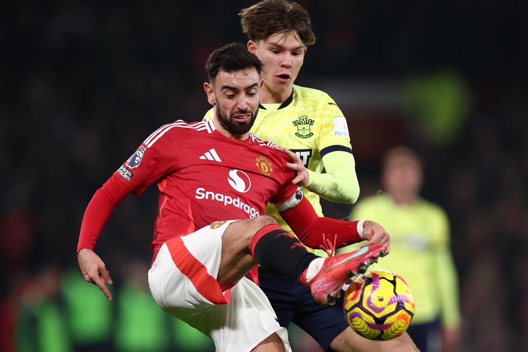 Bruno Fernandes  del Manchester United en acción contra Tyler Dibling  de Southampton durante el partido de la Premier League inglesa entre Manchester United y Southampton. EFE