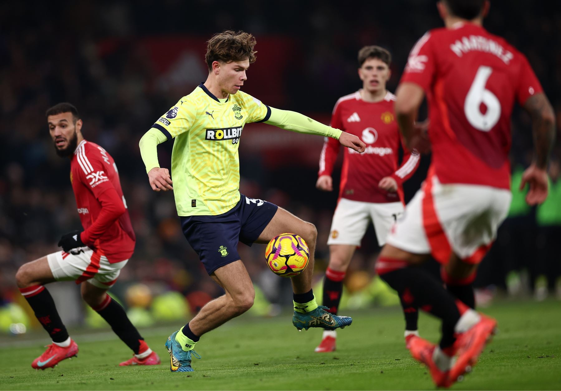 Southampton Tyler Dibling en acción durante el partido de la Liga Premier inglesa entre el Manchester United y Southampton. EFE