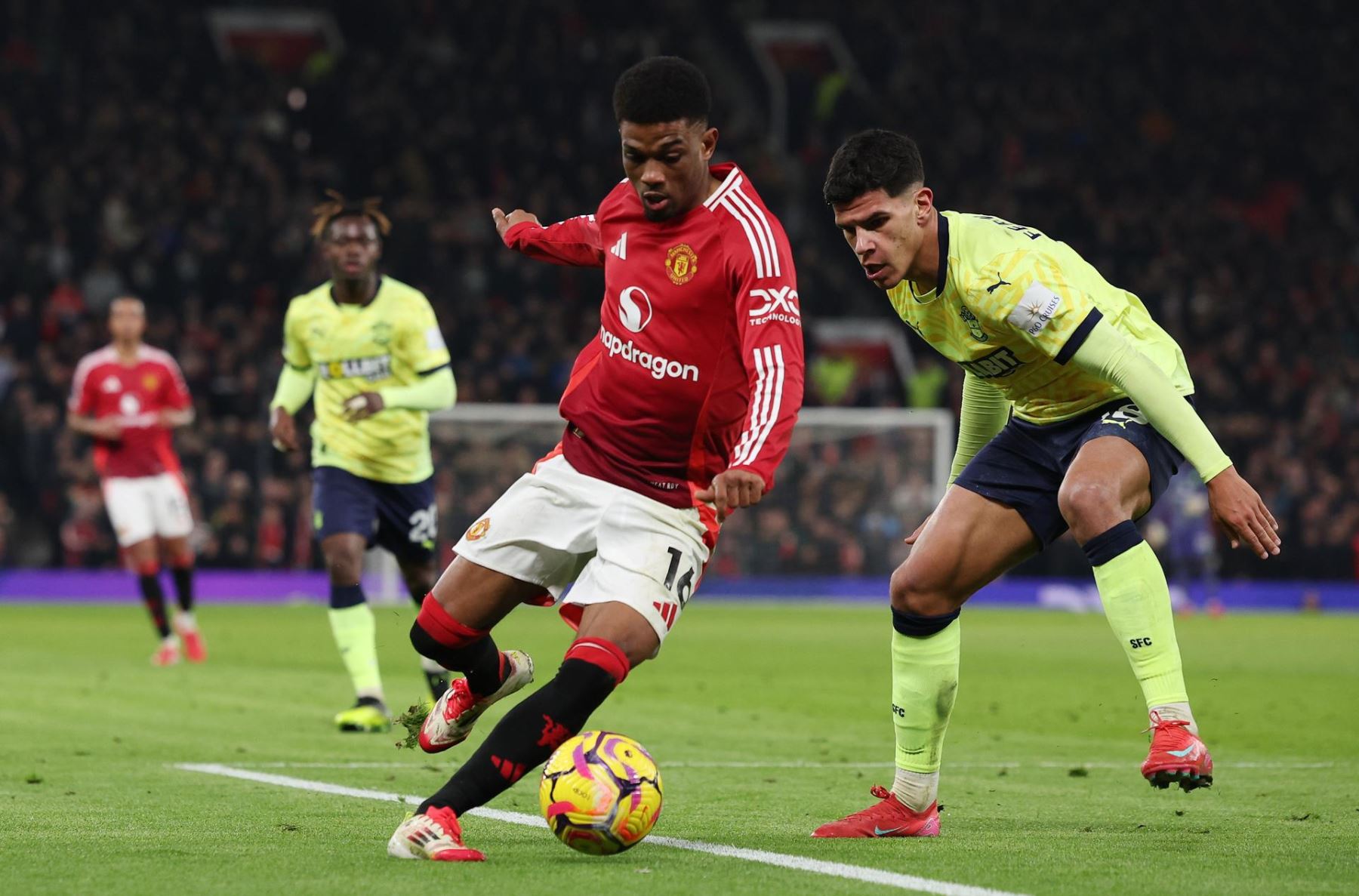 Amad Diallo  del Manchester United en acción contra Mateus Fernandes  de Southampton durante el partido de la Liga Premier inglesa entre Manchester United y Southampton. EFE