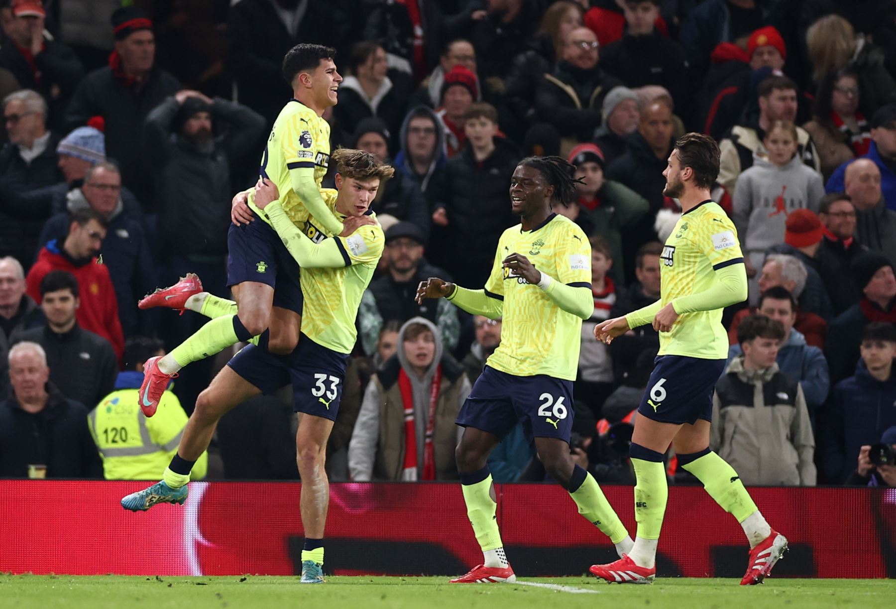 Los jugadores de Southampton celebran el gol 0-1 durante el partido de la Premier League inglesa entre el Manchester United y Southampton. EFE